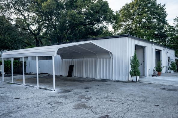 N. Florida Ave Warehouse or Automotive/Office/Showroom- 6,061 SF : 14041 N Florida Ave, Tampa, FL 33613